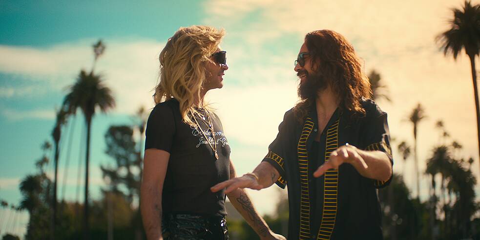 Una escena de la serie de Netflix “Kaulitz & Kaulitz”, en la que Tom y Bill Kaulitz se enfrentan frente al telón de fondo de una palmera.