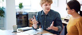 Noormees ja neiu vestlevad elavalt