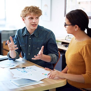 Noormees ja neiu vestlevad elavalt