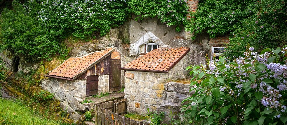 They look like they have jumped right out of the pages of a fairy tale, idyllic and mystical at once: the historic cave houses in the Harz region.