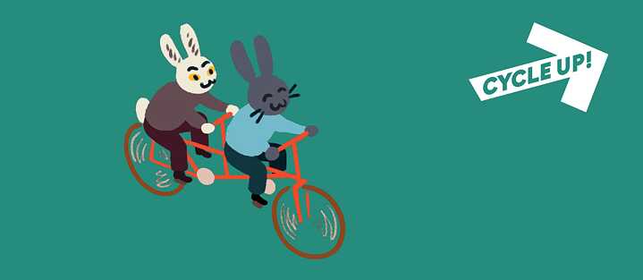  Zwei gezeichnete Hasen fahren auf einem roten Tandemrad. Der weiße Hase trägt einen dunkelgrauen Pullover und eine schwarze Hose, der graue Hase trägt einen hellblauen Pullover und eine dunkelgrüne Hose.