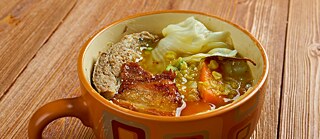 Das spanische Gericht Olla Podrida in einer Schale mit einem Henkel