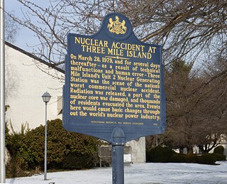 Ein 1999 in Middletown, Pennsylvania, in der Nähe des Atomkraftwerks Three Mile Island eingeweihtes Schild, das den Unfall und die Evakuierung des Gebiets beschreibt.
