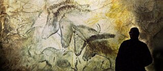 Werner Herzog devant une fresque de la grotte