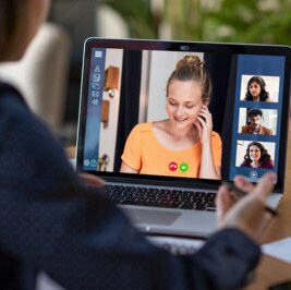 Ein Mann nimmt an einem Videogespräch mit mehreren Teilnehmer*innen teil.