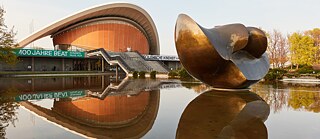 Haus der Kulturen der Welt am See mit Skulptur    