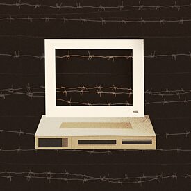 Комп'ютер, за яким і на екрані якого видно колючий дріт