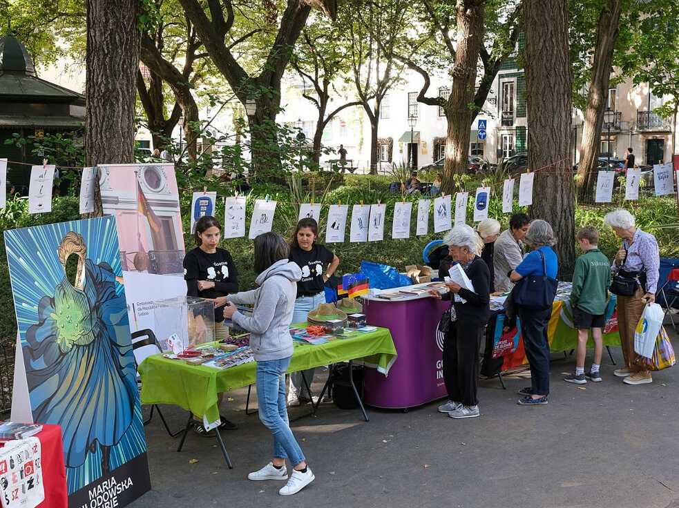 Ausstellung "Komplett Kafka" am Europäischen Sprachentag 2024, im Jardim das Amoreiras, in Lissabon