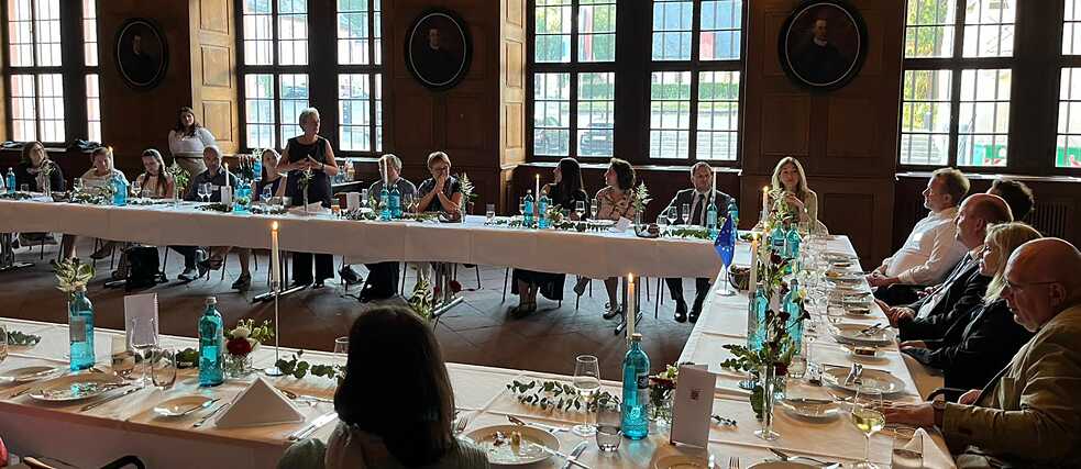 Alumnigruppe in Kloster Eberbach beim gemeinsamen Abendessen.