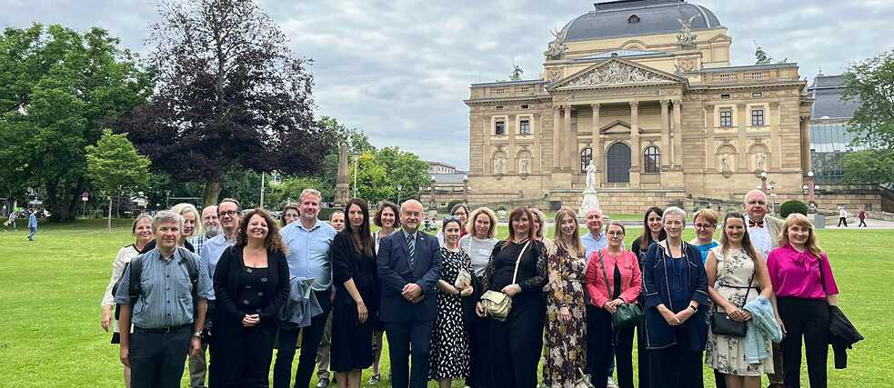 Alumnigruppe vor dem Staatstheater in Wiesbaden