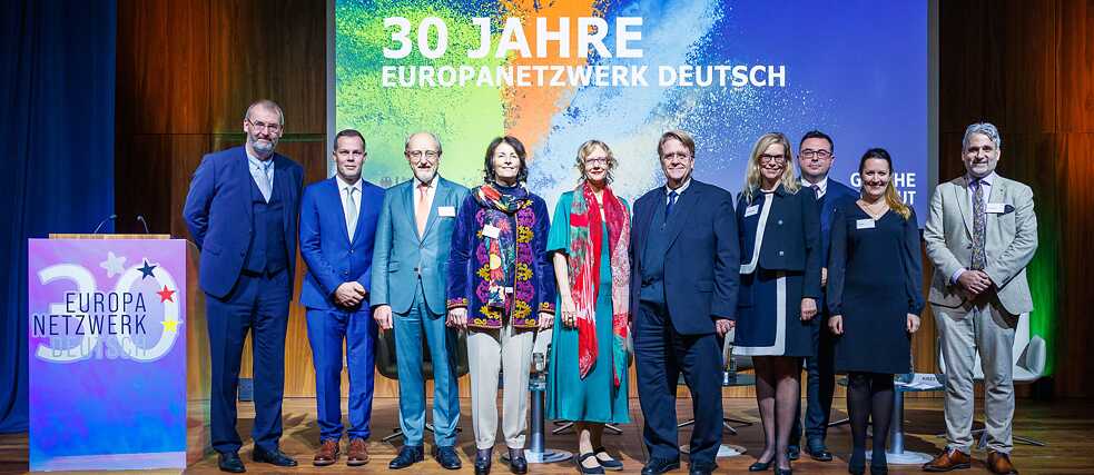 Auf dem Podium die Diskutant*innen und Veranstalter*innen des Jubiläumsabends.