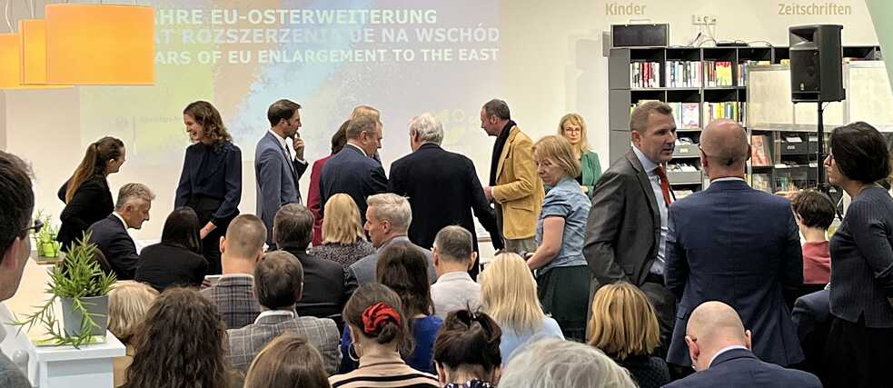 Publikum unterhält sich entspannt vor der Veranstaltung.