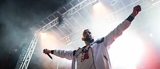 Türkisch, bosnisch, zazaisch: Der Frankfurter Rapper Haftbefehl lässt Ausdrücke und Codes aus unterschiedlichen Kulturen in seine Texte einfließen – was ihm viel Lob vom Feuilleton einbringt.