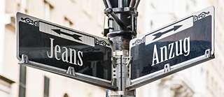 Jeans zuhause, Anzug im Büro: auch das ist Code Switching.