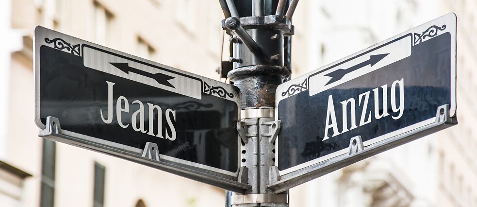 Jeans zuhause, Anzug im Büro: auch das ist Code Switching.