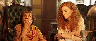 Zwei Frauen schauen interessiert auf eine Schatzkarte.