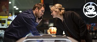 Tim (Frederick Lau) und Ghost (Luise Heyer) greifen gleichzeitig nach dem letzten Eis im Kühlschrank.