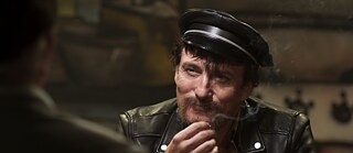 Ein Mann mit Ledermütze und Lederjacke