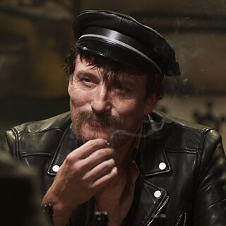 Ein Mann mit Ledermütze und Lederjacke