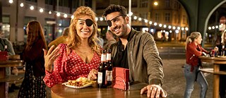 Sunny (Palina Rojinski) und Milo (Elyas M'Barek) bei einem Aperitif