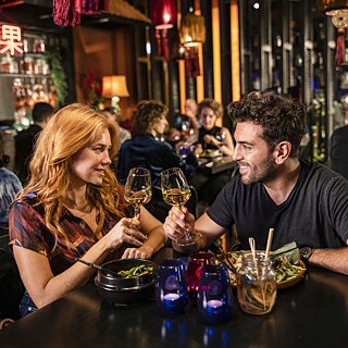 Sunny (Palina Rojinski) und Milo (Elyas M'Barek) beim Abendessen in einem Restaurant