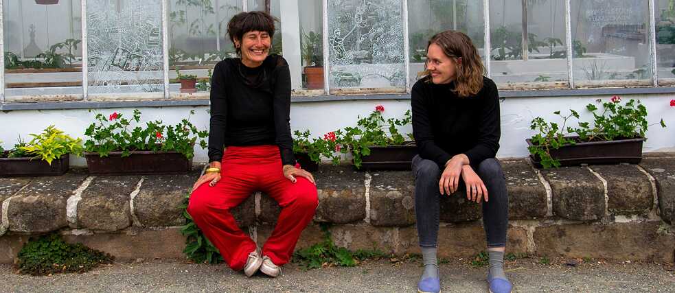 Die deutsche Schriftstellerin Lina Thiede (rechts) und ihre tschechische Mitstipendiatin, die Schriftstellerin Bára Bažantová, auf dem Gelände des Klosters Broumov.