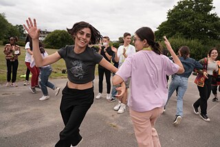 Zarudi aus Armenien beim Tanzen mit Farida aus Usbekistan