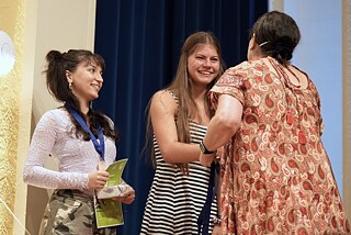 Medaillen für B1 Niveau: 3. Platz für Una Subotić  aus Bosnien-Herzegowina (links), der 2.Platz ging an Lucie Laštůvková aus der Tschechischen Republik (rechts), 