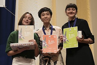 Glückliche Gewinner*innen im B2 Niveau: 1.Platz - Teodora Smîntancă-Strugariu aus Rumänien, 2. Platz Wilbert Thamrin aus Indonesien und 3. Platz Tekla Mkheidze aus Georgien