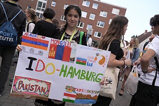 Beim Länderabend wurde nach Ländergruppen präsentiert: Merona aus Tadschikistan zeigt ihre Gruppe.