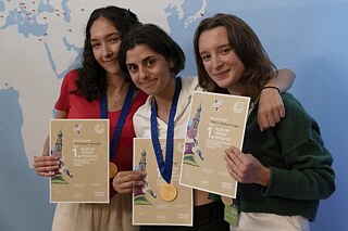 Internationale Deutscholympiade 2022: Gold für Buse Başak Kesimoğlu aus der Türkei, Zaruhi Kutaisyan aus Armenien und Teodora Smîntancă-Strugariu aus Rumänien (Sprachniveau A2, B1 und B2). | Foto: Goethe-Institut / Andreas Dahn 