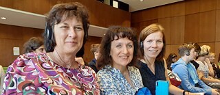 Kick Off-Veranstaltung der Schulaustauschbörse zwischen Sachsen und Latium am 25.09.2023 am Goethe-Institut Rom. Anna Maria Curci, Deutschlehrerin an der römischen Oberschule V. Arangio Ruiz (Mitte) zusammen mit Carola Grätz (li.) und Juliane Koch (re.) vom Görlitzer Augustum-Annen-Gymnasium