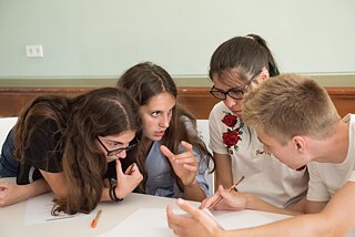 Teilnehmerinnen und Teilnehmer bei einer Gruppenaufgabe zum Wettbewerb der Internationalen Deutscholympiade 2018 im UWC Robert Bosch College, Freiburg