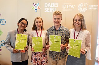 Die Erstplatzierten der Internationalen Deutscholympiade mit dem Gewinner des Fairnesspreises. Pinprapha Phuetphol (Thailand), Austeja Bazaraite (Litauen), Øyvind Pedersen (Norwegen) und Diana Panevska (Ukraine)
