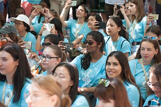 Die Teilnehmerinnen und Teilnehmer der IDO 2018 bei der Begrüßung auf dem Rathausplatz in Freiburg. 