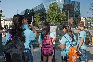 IDO Teilnehmer am Platz der alten Synagoge.