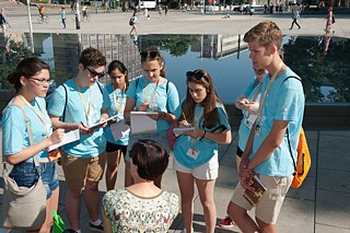 IDO Teilnehmer beim Stadtrundgang im Gespräch mit Bürgern aus Freiburg.