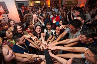 Teilnehmerinnen und Teilnehmer beim Konzertabend im Goethe-Institut Freiburg bei der Internationalen Deutscholympiade 2018 