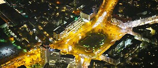 Der Theodor-Heuss-Platz in Berlin-Charlottenburg bei Nacht. Von 1904 bis 1933 und von 1947 bis 1963 hieß er „Reichskanzlerplatz”. 