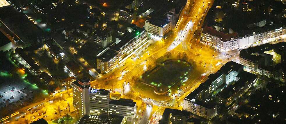 Der Theodor-Heuss-Platz in Berlin-Charlottenburg bei Nacht. Von 1904 bis 1933 und von 1947 bis 1963 hieß er „Reichskanzlerplatz”. 