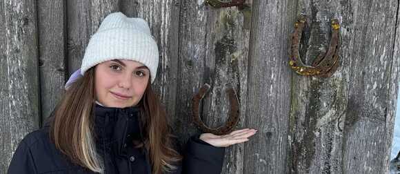 Stella mit drei Hufeisen bei ihren Großeltern in Estland | © privat