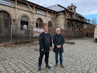 Holger Knaak und André Lang vor der Ruine des Alten Leipziger Bahnhofs in Dresden