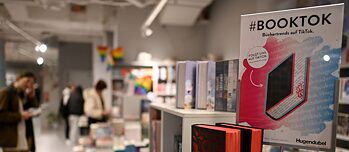 Ein Buch für Jugendliche in einer Buchhandlung