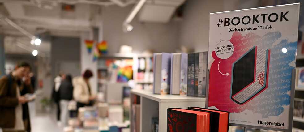 Ein Buch für Jugendliche in einer Buchhandlung
