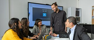Personas en salón de clase