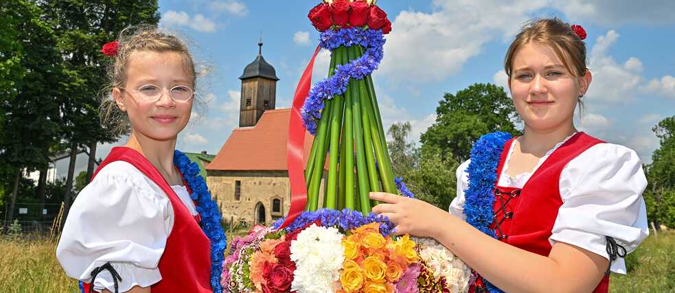 During the traditional Sorbian St. John’s day festivities, a man wearing this hat made of water lilies, bulrush, cornflowers and other plants rides through the village on horseback with his companions. 