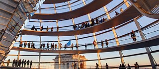 Besucher*innen in der Kuppel des Reichs­tagsgebäudes