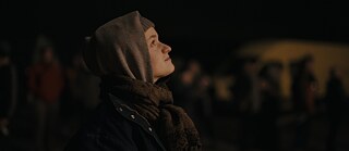 Junge Frau schaut zum Himmel