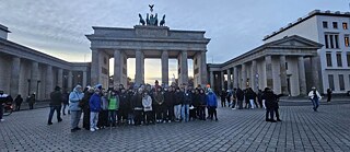 Skupina dětí a učitelů před Braniborskou bránou © © Gerald Prell Vítězové soutěže 2024 před Braniborskou bránou