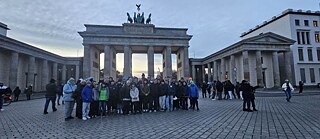 Eine Gruppe von Kindern und Lehrkräften vor dem Brandenburger Tor